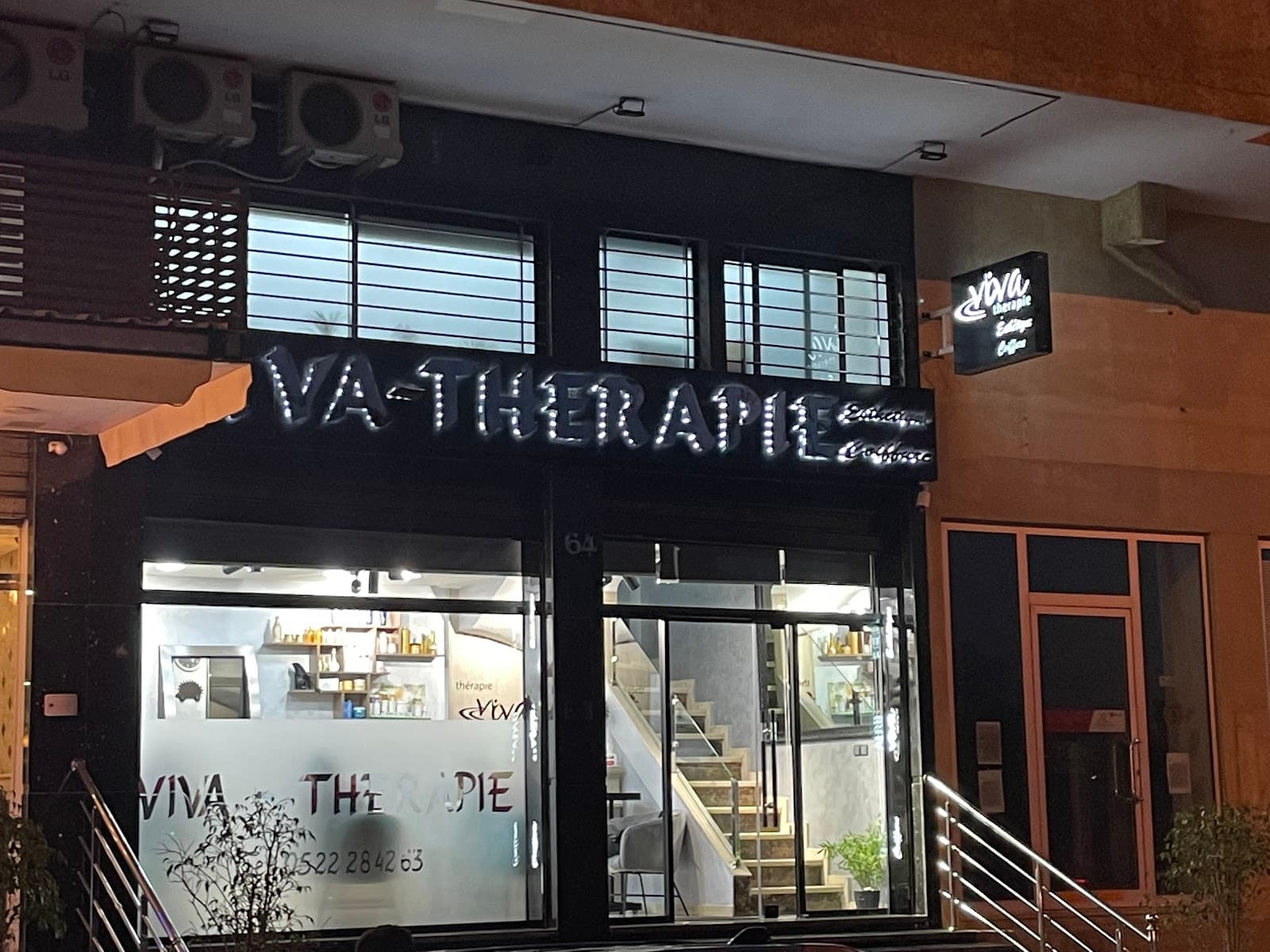Viva Therapie Coiffeur, Esthétique