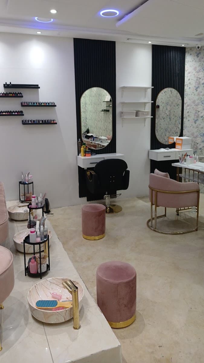 Blanche Nail fashion (Salon de Beauté)