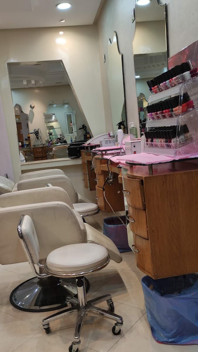 Salon Hollywood