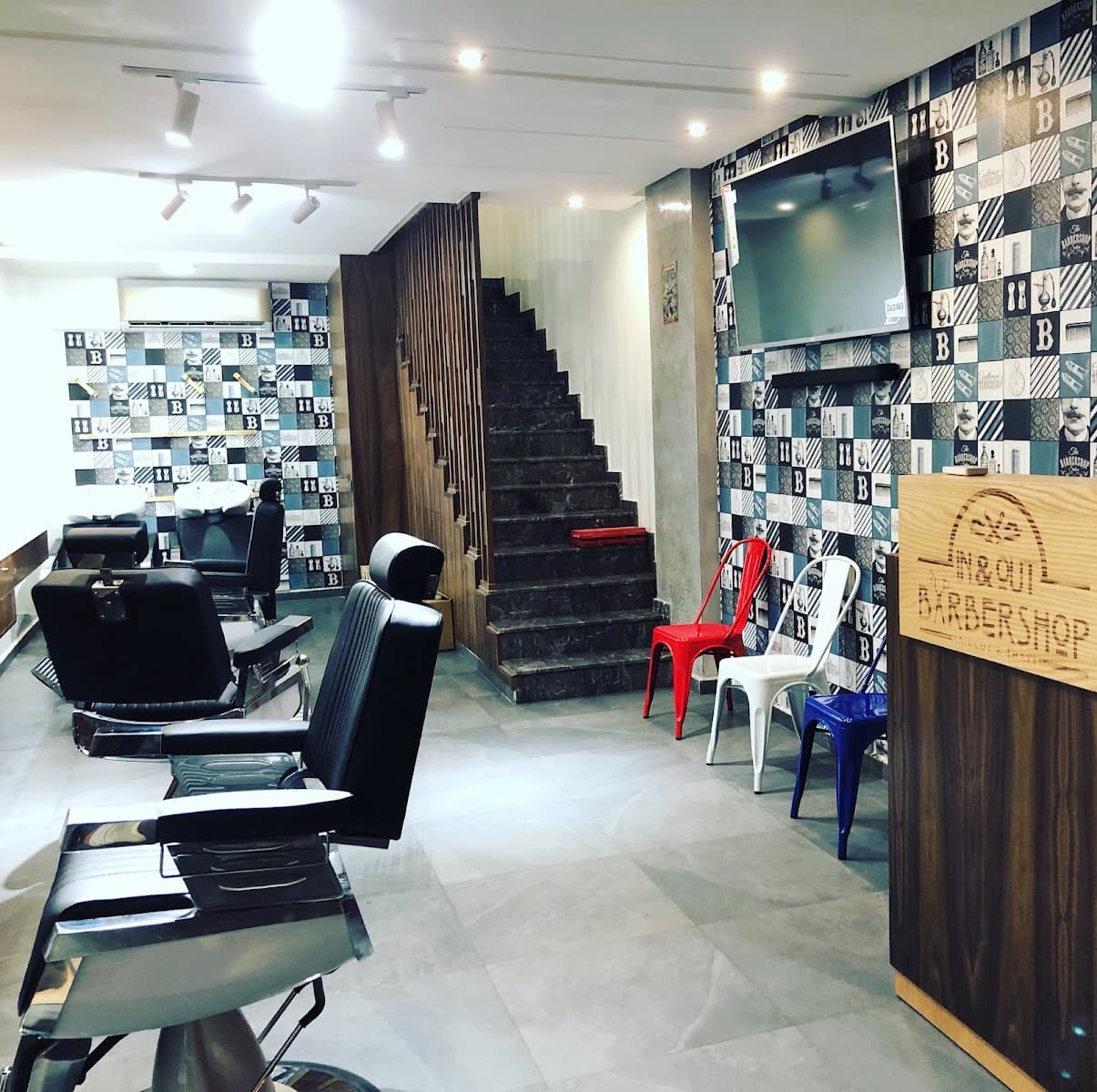 IN & OUT BARBERSHOP
