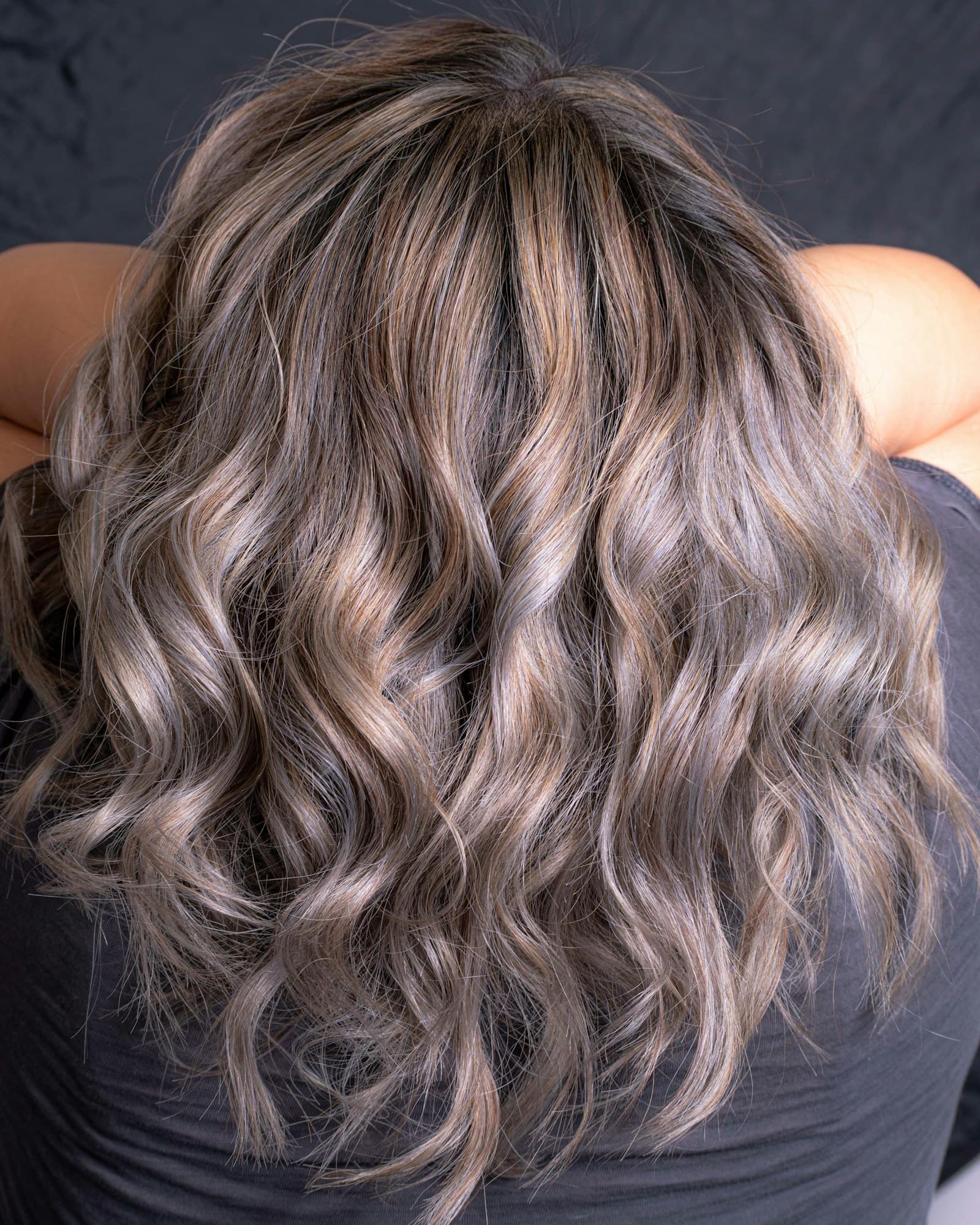 Mn lkhal l cendré b balayage, w cheveux kaybqaw rtab.