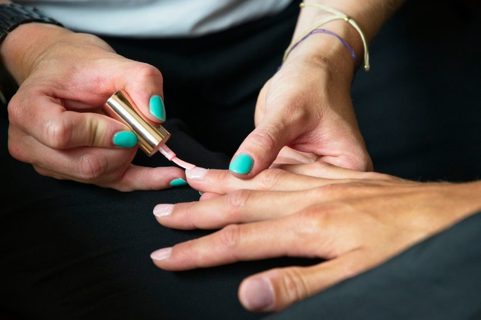 Lloun li bghiti, b vernis semi-permanent.
